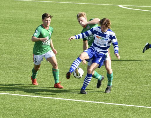 Noah Boer in actie voetbal OLIVEO